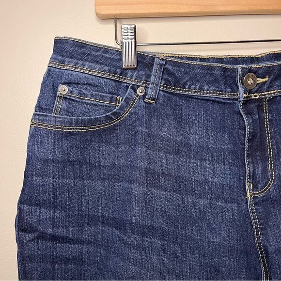 #114 R|evolution by Ricki’s Brooke Bermuda Mid-rise Dark Denim Short - Picture 4 of 7